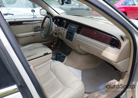 2006 Lincoln Town Car Signature Limited из США, поврежденный, VIN 1LNHM82V26Y619302